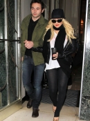 Leaving_Her_Hotel_In_London_-_December_11_-_Christina_Aguilera_Daily_0004.jpg
