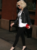 Leaving_a_Hotel_in_NYC_-_May_6_-_Christina_Aguilera_Daily_0038.jpg