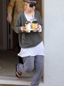 Leaving_a_friend_s_house_with_coffee_-_July_6_-_Christina_Aguilera_Daily_0003.jpg