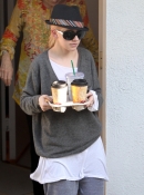 Leaving_a_friend_s_house_with_coffee_-_July_6_-_Christina_Aguilera_Daily_0004.jpg