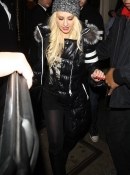 Mahiki_Night_Club_at_2_30am_-_December_13_-_Christina_Aguilera_Daily_0001.jpg