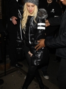 Mahiki_Night_Club_at_2_30am_-_December_13_-_Christina_Aguilera_Daily_0002.jpg