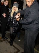 Mahiki_Night_Club_at_2_30am_-_December_13_-_Christina_Aguilera_Daily_0004.jpg