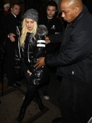 Mahiki_Night_Club_at_2_30am_-_December_13_-_Christina_Aguilera_Daily_0005.jpg
