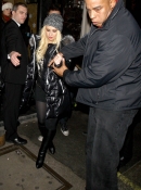 Mahiki_Night_Club_at_2_30am_-_December_13_-_Christina_Aguilera_Daily_0015.jpg