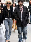 Mother_s_Day_Shopping_in_Soho_-_May_9_-_Christina_Aguilera_Daily_0003.jpg