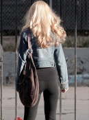 On_the_set_of_Burlesque_in_Los_Angeles_-_February_16_-_Christina_Aguilera_Daily_012.jpg
