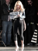 On_the_set_of_Burlesque_in_Los_Angeles_-_February_16_-_Christina_Aguilera_Daily_019.jpg