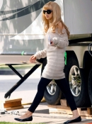 On_the_set_of_Burlesque_in_Los_Angeles_-_February_1_-_Christina_Aguilera_Daily_027.jpg