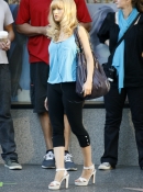 On_the_set_of_Burlesque_in_Los_Angeles_-_January_11_-_Christina_Aguilera_Daily_08.jpg