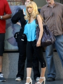 On_the_set_of_Burlesque_in_Los_Angeles_-_January_11_-_Christina_Aguilera_Daily_16.jpg