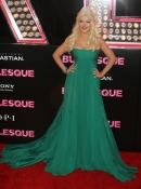 Premiere_of__Burlesque__held_at_Grauman_s_Chinese_Theatre_-_November_15_-_Christina_Aguilera_Daily_00043.jpg