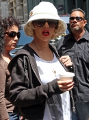Shopping_-_May_8_-_Christina_Aguilera_Daily_0001.jpg