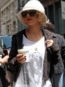 Shopping_-_May_8_-_Christina_Aguilera_Daily_0002.jpg