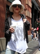 Shopping_-_May_8_-_Christina_Aguilera_Daily_0003.jpg