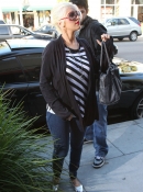 Shopping_On_Rodeo_Drive_With_Jordan_-_March_21_-__Christina_Aguilera_Daily_10.jpg