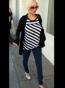 Shopping_On_Rodeo_Drive_With_Jordan_-_March_21_-__Christina_Aguilera_Daily_11.jpg