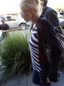 Shopping_On_Rodeo_Drive_With_Jordan_-_March_21_-__Christina_Aguilera_Daily_29.jpg