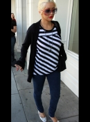 Shopping_On_Rodeo_Drive_With_Jordan_-_March_21_-__Christina_Aguilera_Daily_32.jpg