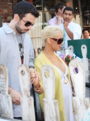 Filename=Shopping_at_Baby_Kitson_-_September_15_-__Christina_Aguilera_Daily_01.jpg
Filesize=2216KiB
Dimensions=1890x2855
Date added=Apr 10, 2023 Shopping_at_Baby_Kitson_-_September_15_-__Christina_Aguilera_Daily_01.jpg