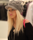 Shopping_at_Barney_s_New_York_Clothing_Boutique_-_October_4_-_Christina_Aguilera_Daily_0013.jpg