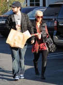 Shopping_with_Jordan_in_Santa_Monica_-_December_21_-_Christina_Aguilera_Daily_002.jpg