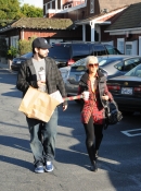 Shopping_with_Jordan_in_Santa_Monica_-_December_21_-_Christina_Aguilera_Daily_004.jpg