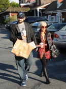 Shopping_with_Jordan_in_Santa_Monica_-_December_21_-_Christina_Aguilera_Daily_005.jpg