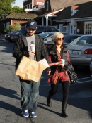 Shopping_with_Jordan_in_Santa_Monica_-_December_21_-_Christina_Aguilera_Daily_006.jpg