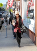 Shopping_with_Jordan_in_Santa_Monica_-_December_21_-_Christina_Aguilera_Daily_007.jpg