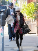 Shopping_with_Jordan_in_Santa_Monica_-_December_21_-_Christina_Aguilera_Daily_009.jpg