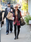 Shopping_with_Jordan_in_Santa_Monica_-_December_21_-_Christina_Aguilera_Daily_010.jpg