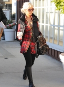 Shopping_with_Jordan_in_Santa_Monica_-_December_21_-_Christina_Aguilera_Daily_012.jpg