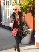 Shopping_with_Jordan_in_Santa_Monica_-_December_21_-_Christina_Aguilera_Daily_013.jpg