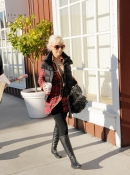 Shopping_with_Jordan_in_Santa_Monica_-_December_21_-_Christina_Aguilera_Daily_014.jpg