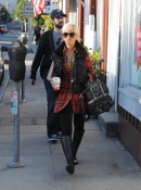 Shopping_with_Jordan_in_Santa_Monica_-_December_21_-_Christina_Aguilera_Daily_015.jpg