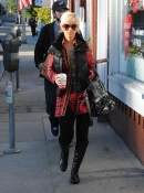 Shopping_with_Jordan_in_Santa_Monica_-_December_21_-_Christina_Aguilera_Daily_016.jpg