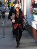 Shopping_with_Jordan_in_Santa_Monica_-_December_21_-_Christina_Aguilera_Daily_017.jpg
