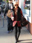 Shopping_with_Jordan_in_Santa_Monica_-_December_21_-_Christina_Aguilera_Daily_018.jpg