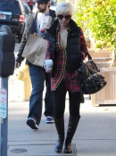 Shopping_with_Jordan_in_Santa_Monica_-_December_21_-_Christina_Aguilera_Daily_019.jpg