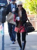 Shopping_with_Jordan_in_Santa_Monica_-_December_21_-_Christina_Aguilera_Daily_020.jpg