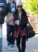 Shopping_with_Jordan_in_Santa_Monica_-_December_21_-_Christina_Aguilera_Daily_021.jpg