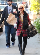 Shopping_with_Jordan_in_Santa_Monica_-_December_21_-_Christina_Aguilera_Daily_022.jpg