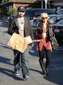 Shopping_with_Jordan_in_Santa_Monica_-_December_21_-_Christina_Aguilera_Daily_023.jpg