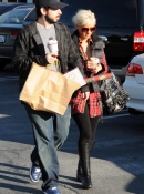 Shopping_with_Jordan_in_Santa_Monica_-_December_21_-_Christina_Aguilera_Daily_024.jpg