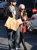 Shopping_with_Jordan_in_Santa_Monica_-_December_21_-_Christina_Aguilera_Daily_025.jpg