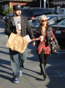 Shopping_with_Jordan_in_Santa_Monica_-_December_21_-_Christina_Aguilera_Daily_026.jpg