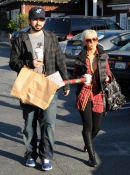 Shopping_with_Jordan_in_Santa_Monica_-_December_21_-_Christina_Aguilera_Daily_027.jpg