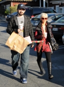 Shopping_with_Jordan_in_Santa_Monica_-_December_21_-_Christina_Aguilera_Daily_028.jpg