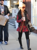 Shopping_with_Jordan_in_Santa_Monica_-_December_21_-_Christina_Aguilera_Daily_029.jpg